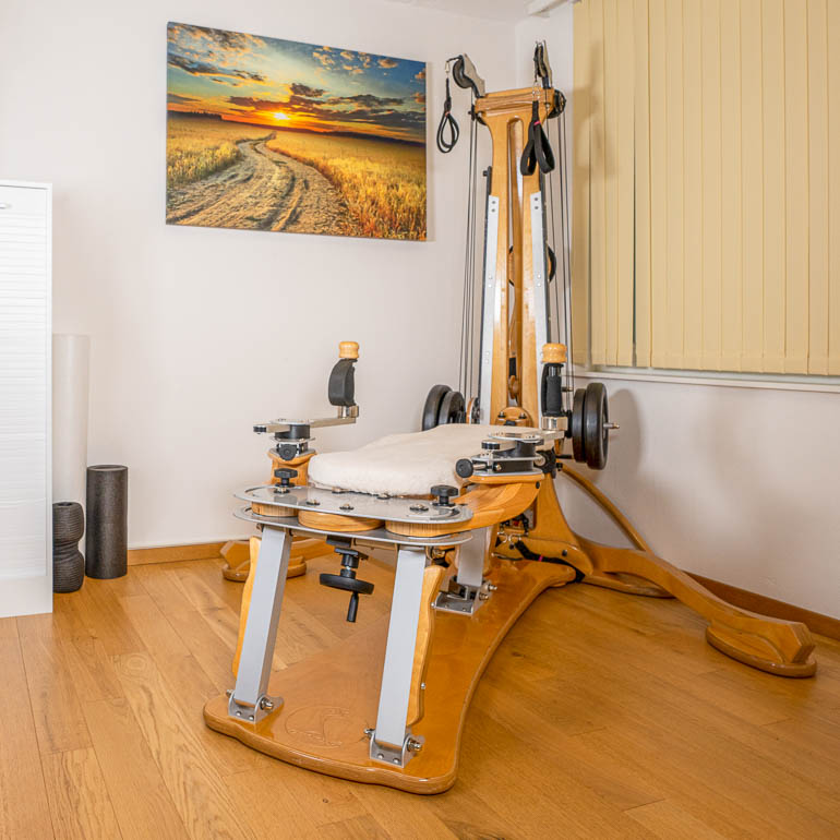 Der Gyrotonic® Pulley Tower ist Teil der Ausrüstung, die Mitgliedern und Kunden beim Personal Training zur Verfügung steht.